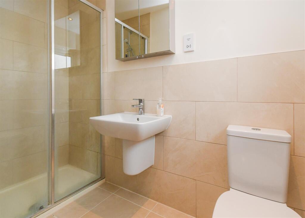 18 Pickwick Gardens - En-Suite Shower Room.jpg