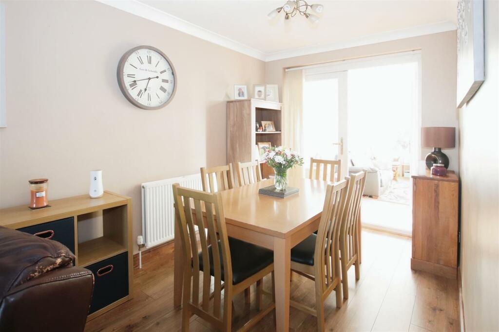 "L" SHAPED LOUNGE/DINING ROOM