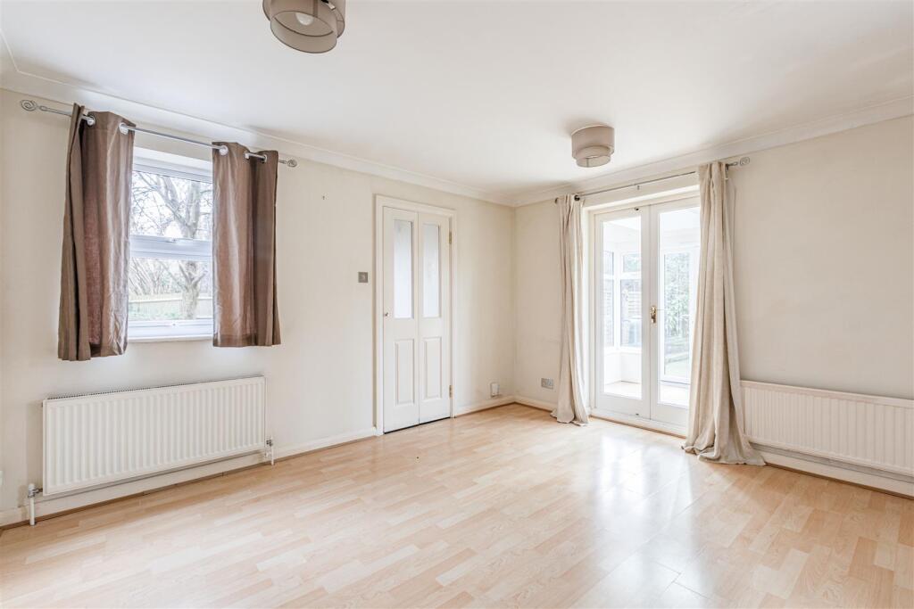 45 Viscount Gardens, KT14 6HE - 4.jpg