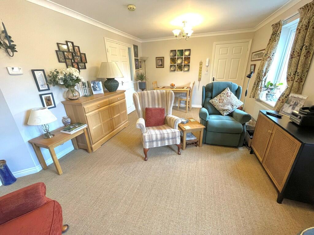 11 The Limes Loun...