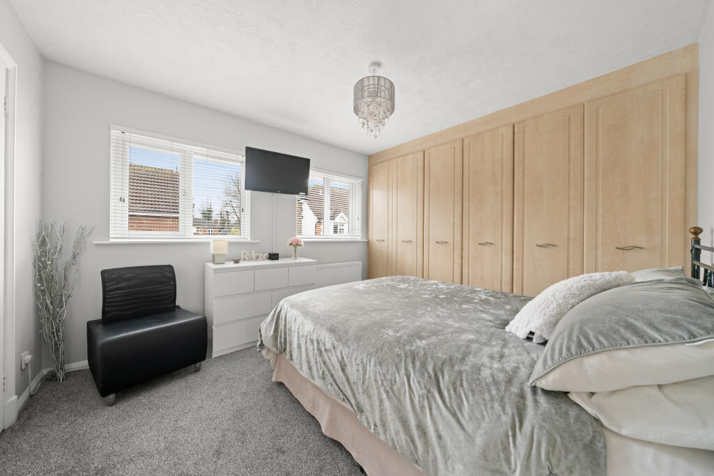 5 Summer Place KT15004