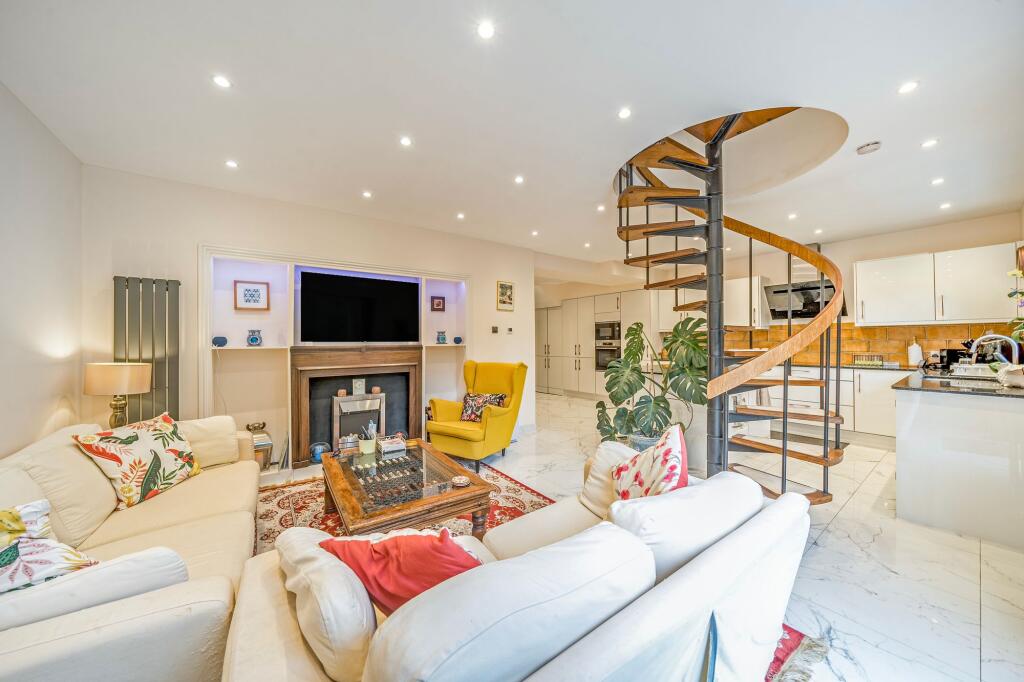 Open plan living/kitchen/dinning