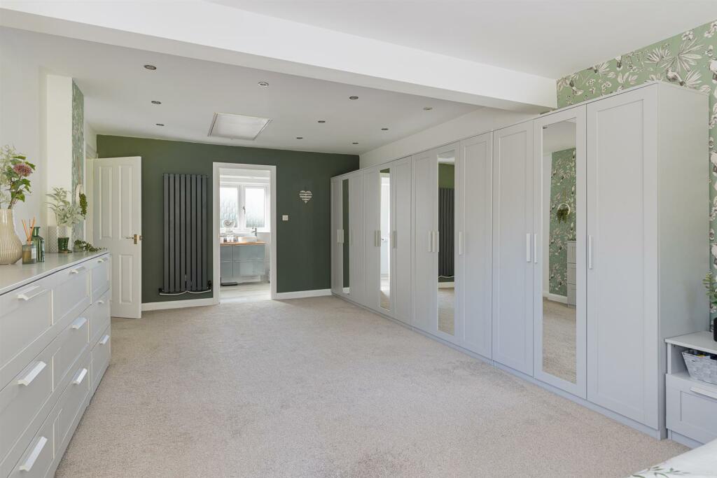 Master Bedroom (3).jpg