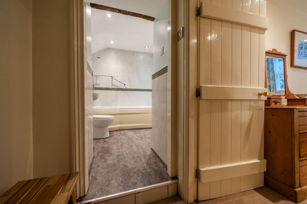 ENSUITE BATHROOM