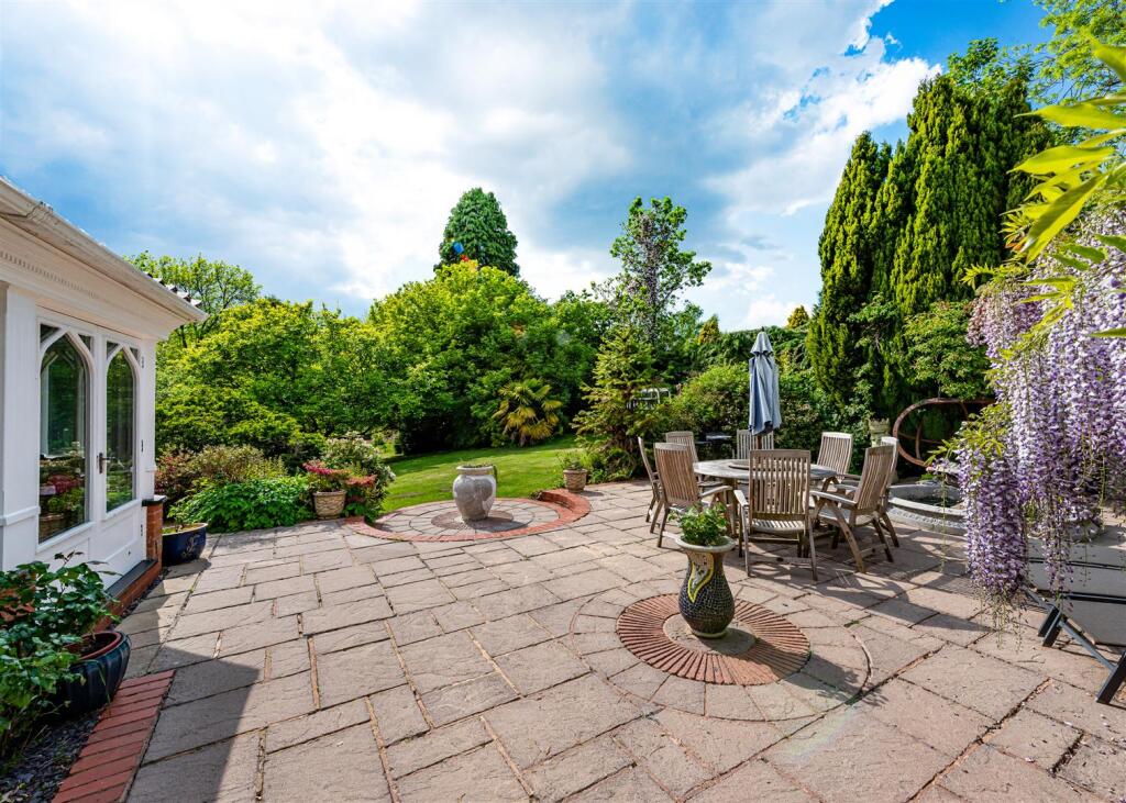 Natsfield House-garden12-MAY25.jpg