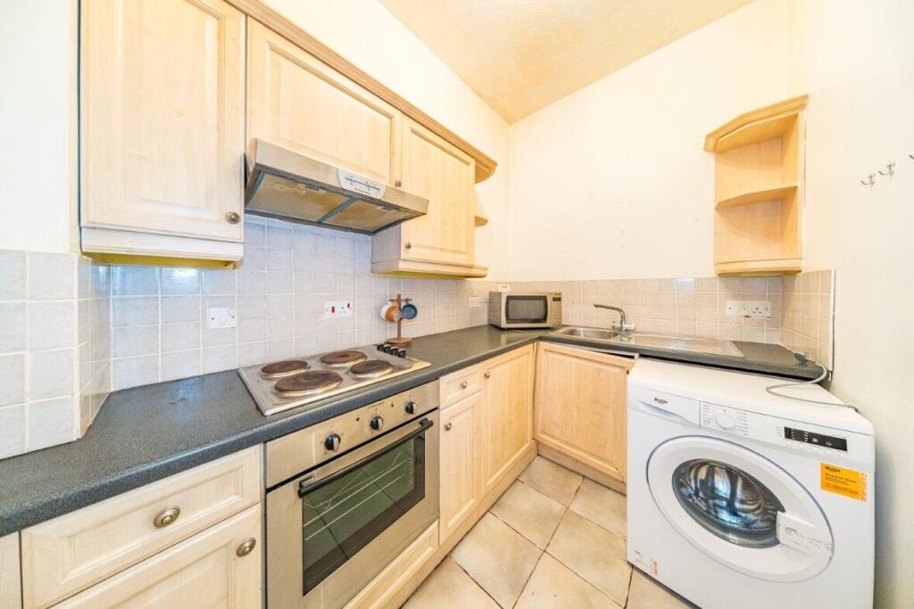 11 vale lodge kitchen.jpg