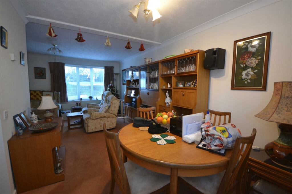 Lounge/Dining Room