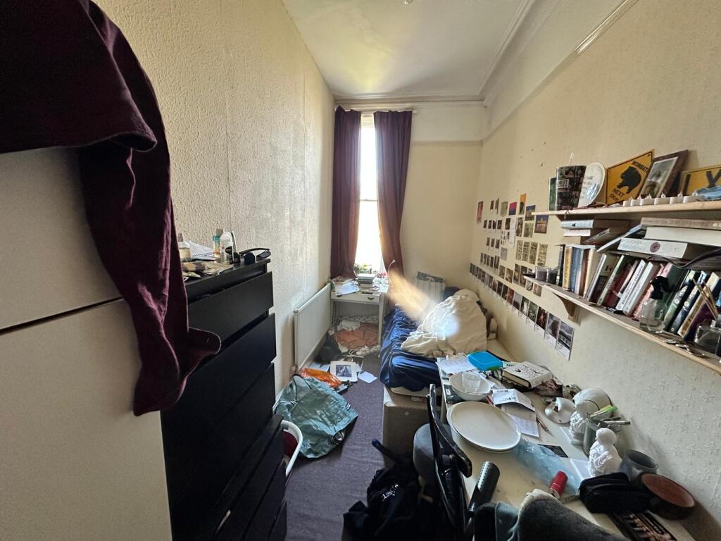 A cozy double bedroom featuring a window that a...