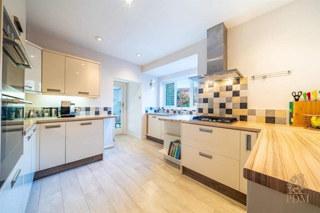 2 Arundel Drive Bramcote NG9 3FX
