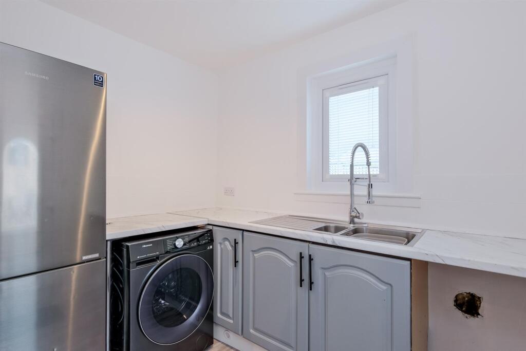 019-241 Dyfrig St, Shotts ML7 4BY.jpg