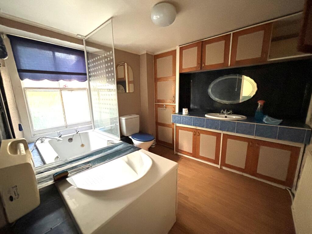 Bathroom T202505220848.jpg