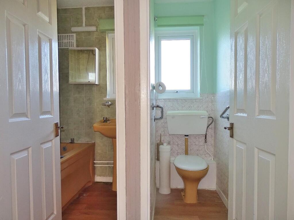 SEPARATE BATHROOM AND WC