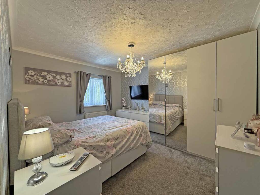 Captains Gardens 7 Bed 1...jpg