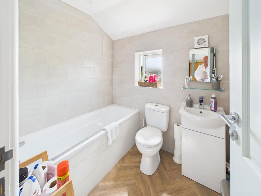 CAM02093G0-PR0048-STILL033