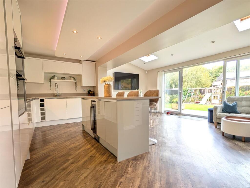 OPEN PLAN LIVING/DINING KITCHEN
