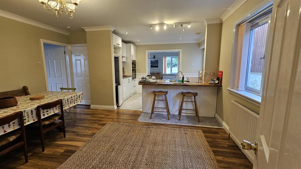 KITCHEN / DINER