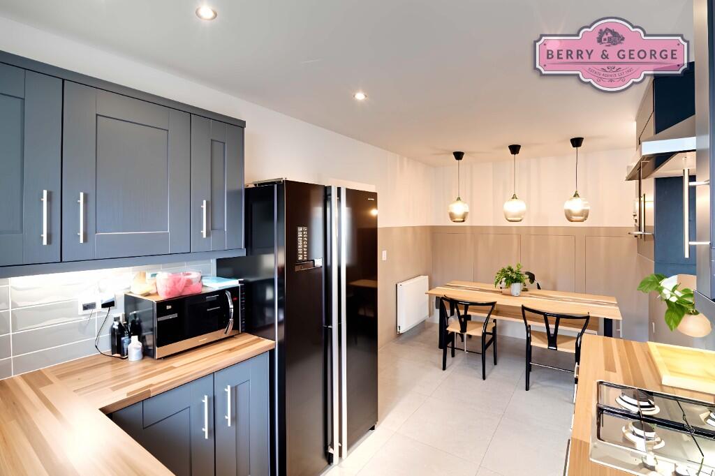 KITCHEN / DINER