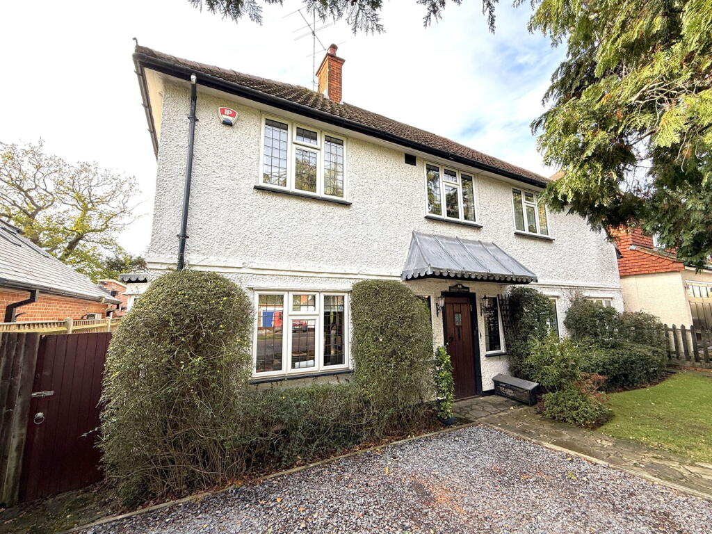 Oakhill Avenue, Pinner Village