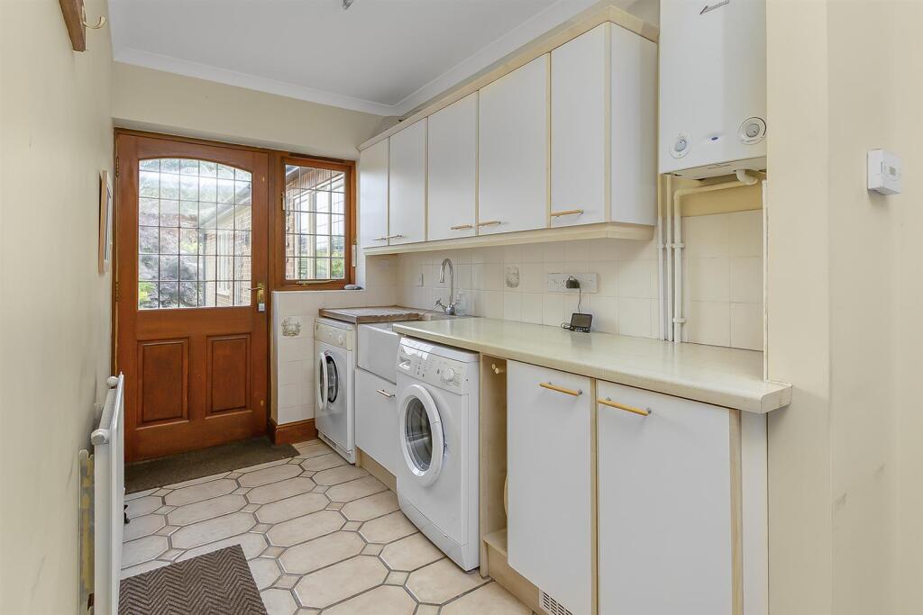 Home Close, Broadwell (16).jpg