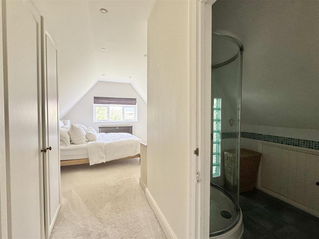 MAIN BEDROOM/ENSUITE