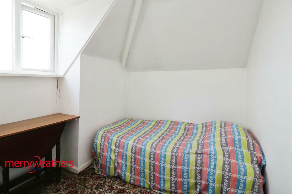 SIDE BEDROOM
