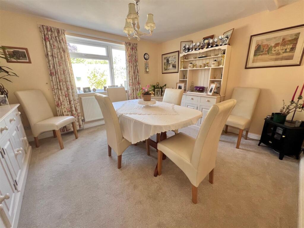 Dining room 1.jpg
