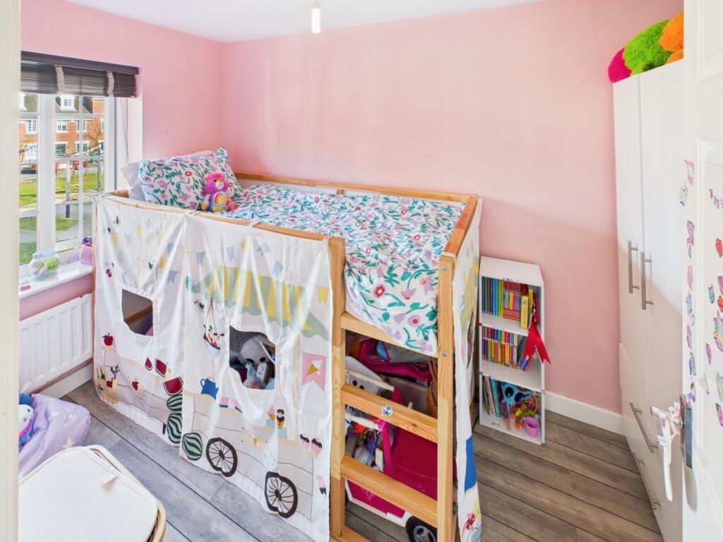 CAM04233G0-PR0016-STILL020