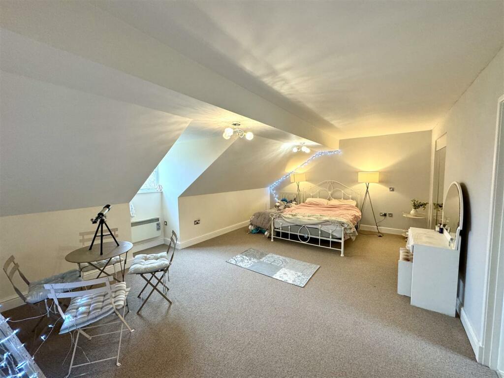 PRINCIPAL BEDROOM SUITE