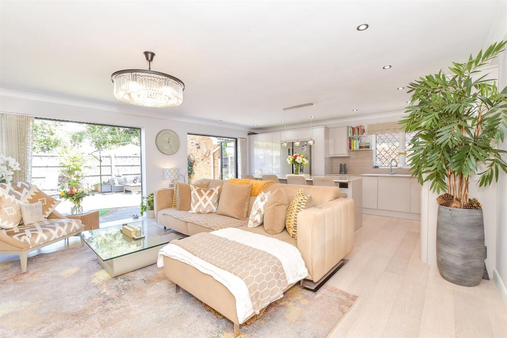 Lounge/Kitchen