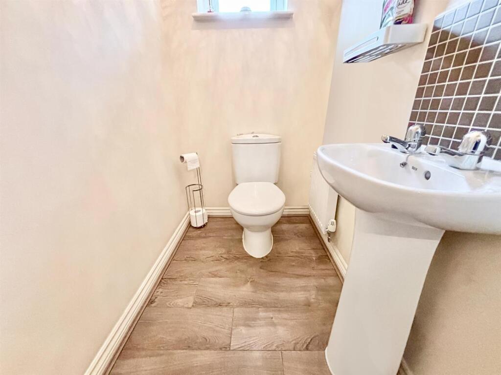 Guest Cloakroom / WC: