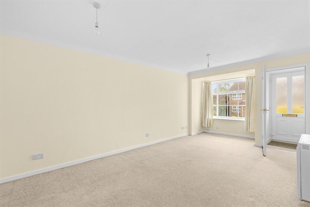 27 Hillary Close, HP21 9TL-6.jpg