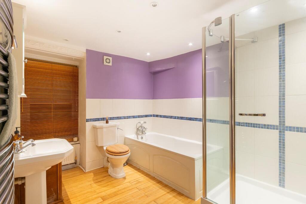 4U0CPMR - Bathroom B.jpg