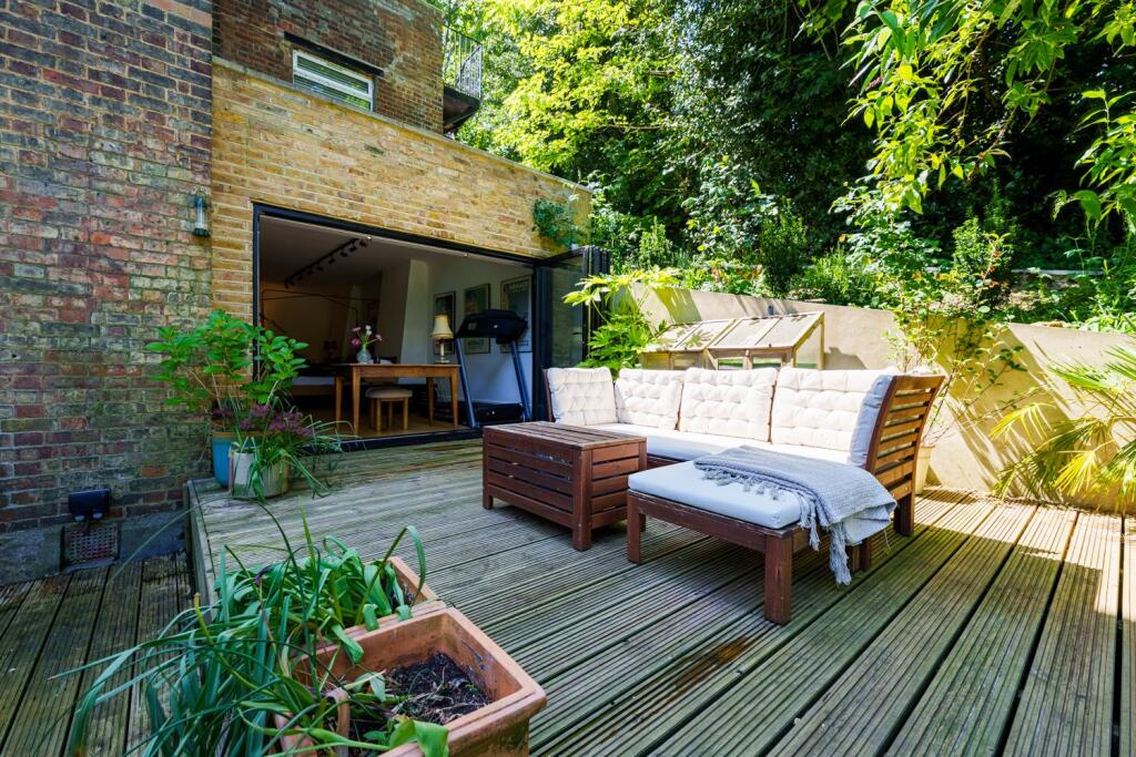 21 - decking.jpg