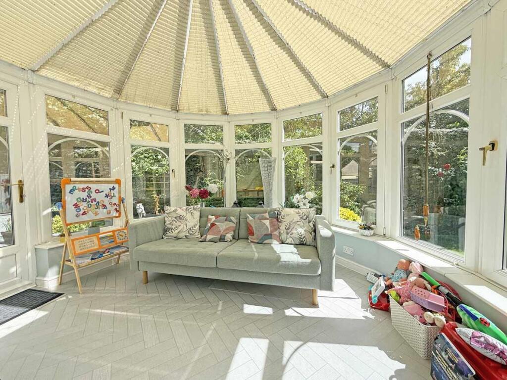 Captains Gardens 7 Conservatory.jpg