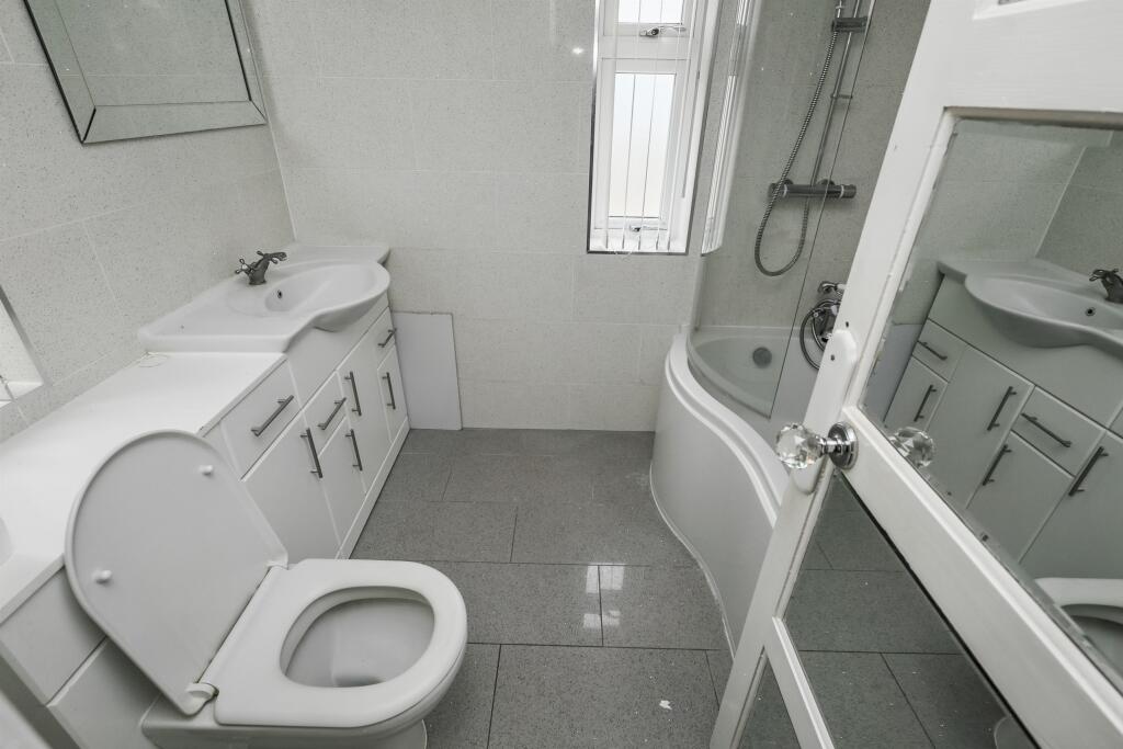 8 Colne Drive, Romford RM3 9JX