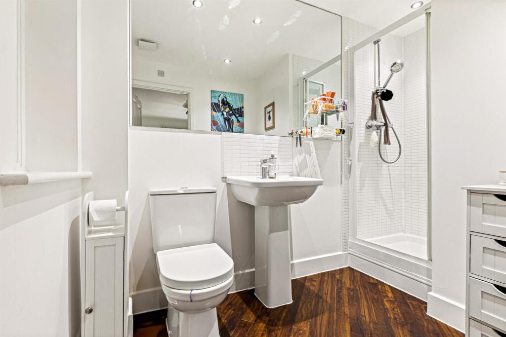 EN SUITE SHOWER ROOM