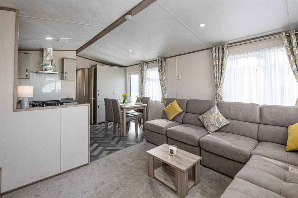 W27-ABERAFON-PARK-LOUNGE-04.jpg
