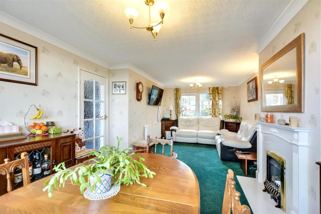 Lounge/Dining Room