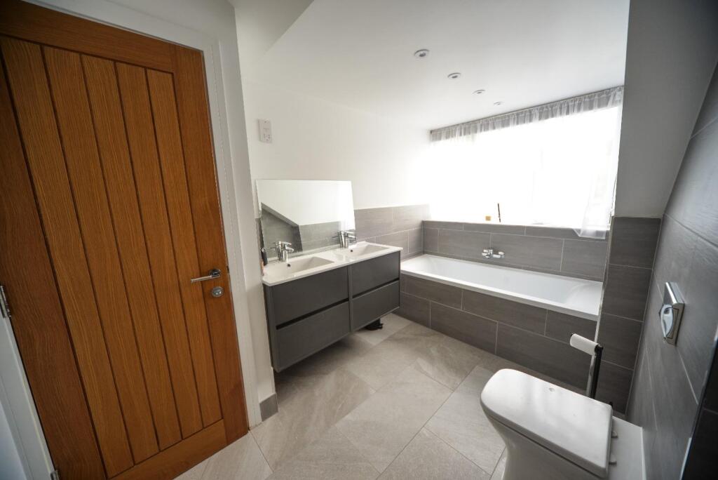 Top floor en suite Bathroom.jpg