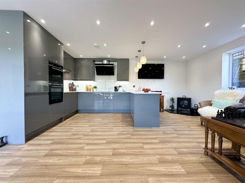 OPENPLAN BREAKFAST KITCHEN DINING FAMILY ROOM