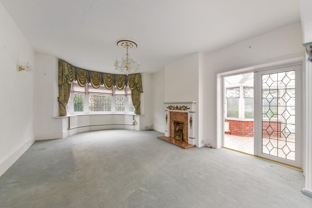 LOUNGE/DINING ROOM