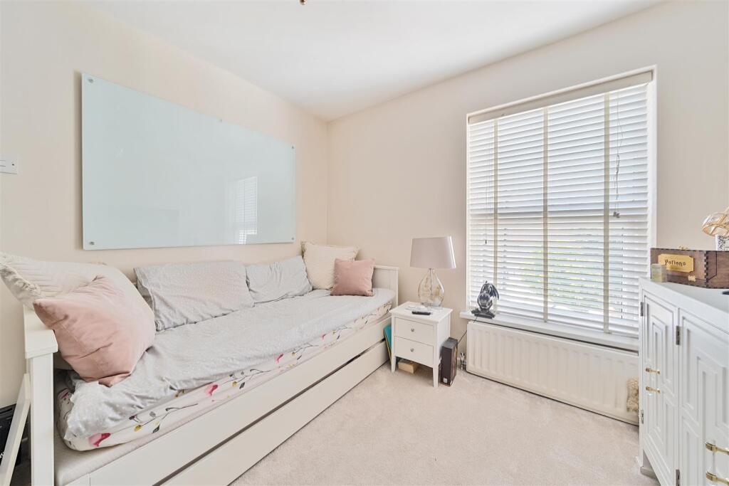 Cassiobridge Road - Bed 2.jpg
