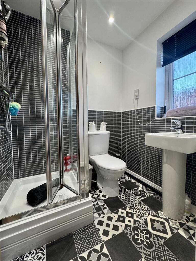 EN-SUITE SHOWER ROOM