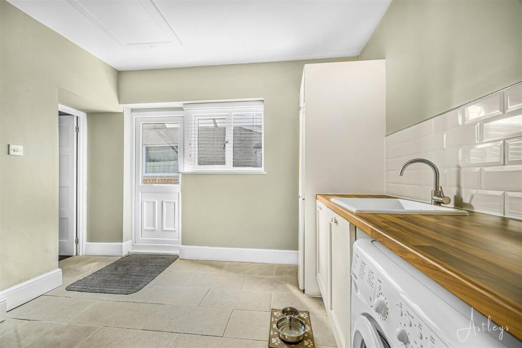 Utility room/cloakroom