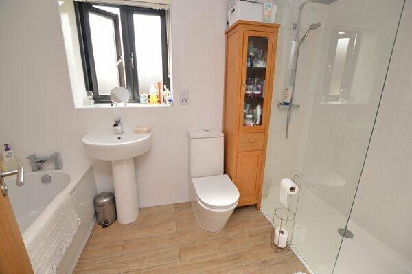 en-suite bath &amp; shower room