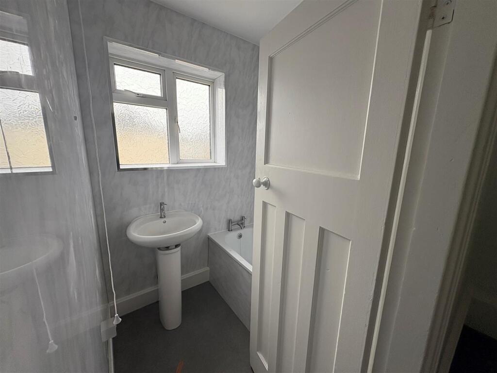 7a bathroom.jpg