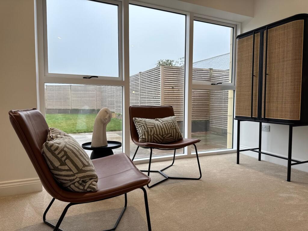Light and bright snug overlooking the garden