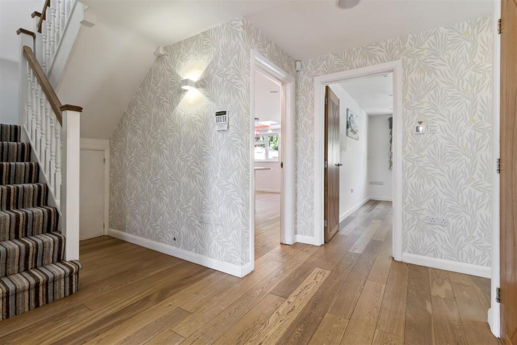 8 Courtlands Close-004.JPG