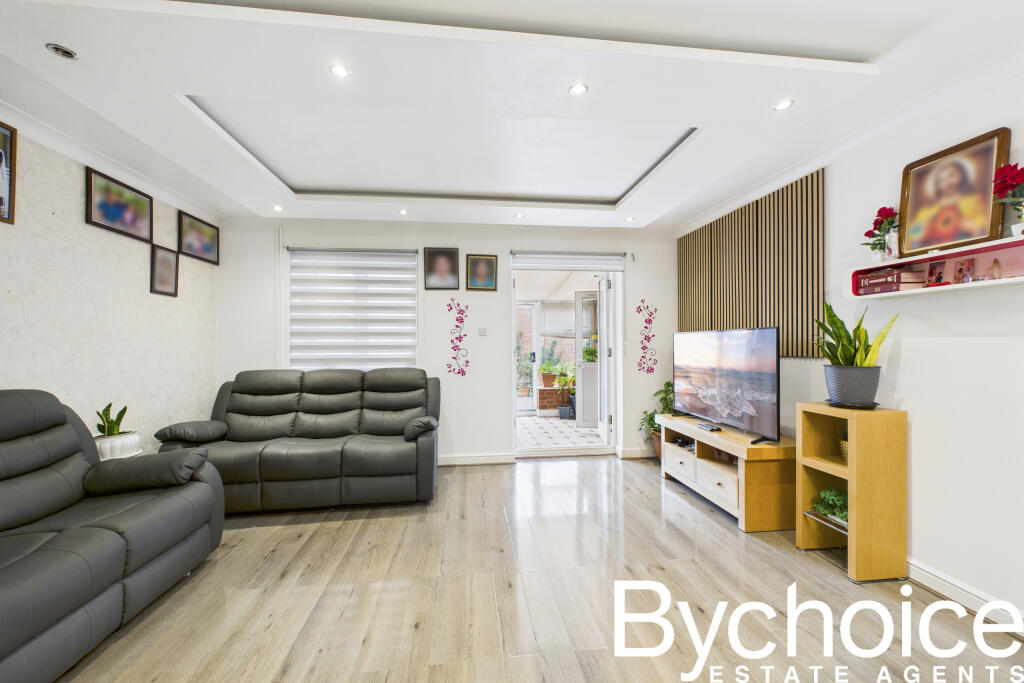 CAM05454G0-PR0063-STILL005