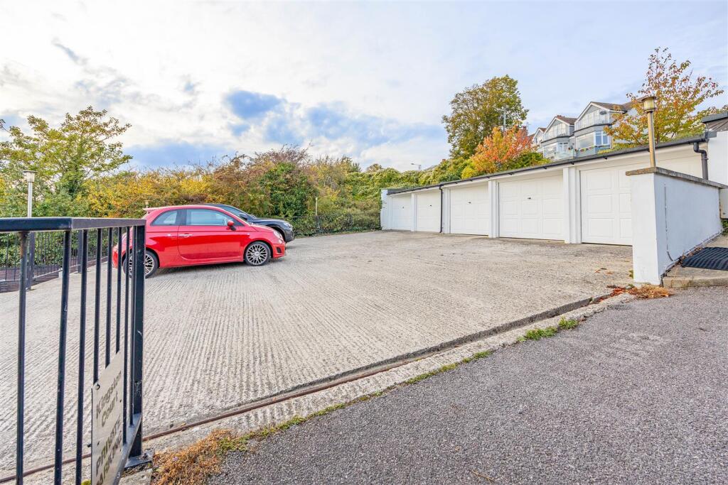 Garage &amp; Private Parking